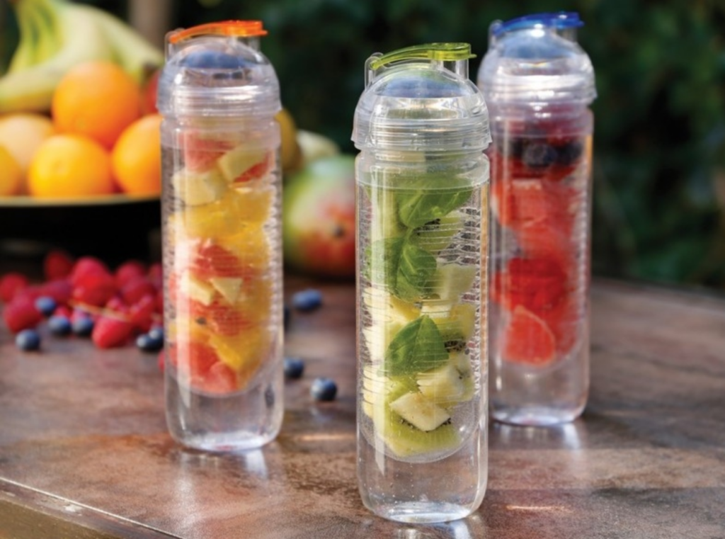 butelki z pojemnikiem na lód, owoce i warzywa